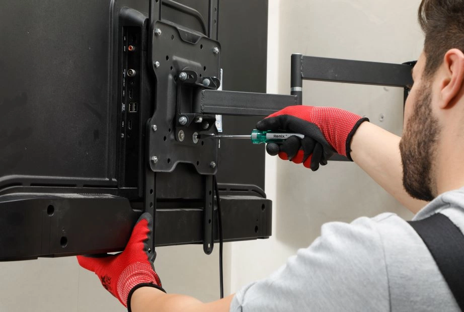 نصب تلویزیون بزرگ برای دیوار به وسیله براکت