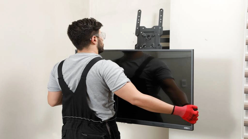 نصب تلویزیون بزرگ برای دیوار به وسیله براکت