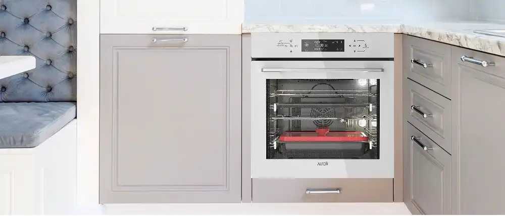 عکس دکور با کابینت کرم فر توکار برقی رنگ سفید بخارپز آلتون مدل V500W عرض 60 سانت