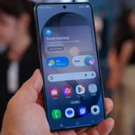 نمای روی دست و صفحه روشن گوشی موبایل سامسونگ مدل Galaxy S26 Ultra دو سیم کارت ظرفیت 256 گیگابایت و رم 12 گیگابایت