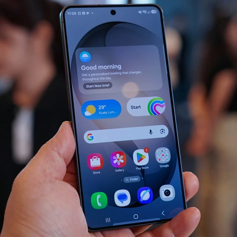 نمای روی دست و صفحه روشن گوشی موبایل سامسونگ مدل Galaxy S26 Ultra دو سیم کارت ظرفیت 256 گیگابایت و رم 12 گیگابایت