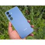 گوشی موبایل سامسونگ مدل Galaxy S25 FE دو سیم کارت ظرفیت 256 گیگابایت و رم 8 گیگابایت روی دست رنگ آبی