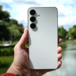 گوشی موبایل سامسونگ مدل Galaxy S25 FE دو سیم کارت ظرفیت 256 گیگابایت و رم 8 گیگابایت سایز مناسب نسب به سایز دست