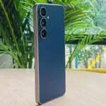 گوشی موبایل سامسونگ مدل Galaxy S25 FE دو سیم کارت ظرفیت 256 گیگابایت و رم 8 گیگابایت رنگ آبی از نمای کنار