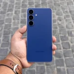 گوشی موبایل سامسونگ مدل Galaxy S25 FE دو سیم کارت ظرفیت 256 گیگابایت و رم 8 گیگابایت روی دست رنگ کاربنی